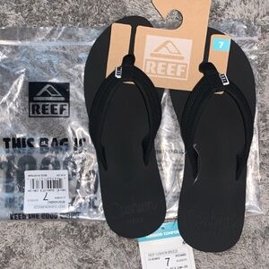 Women’s Reefs size 7